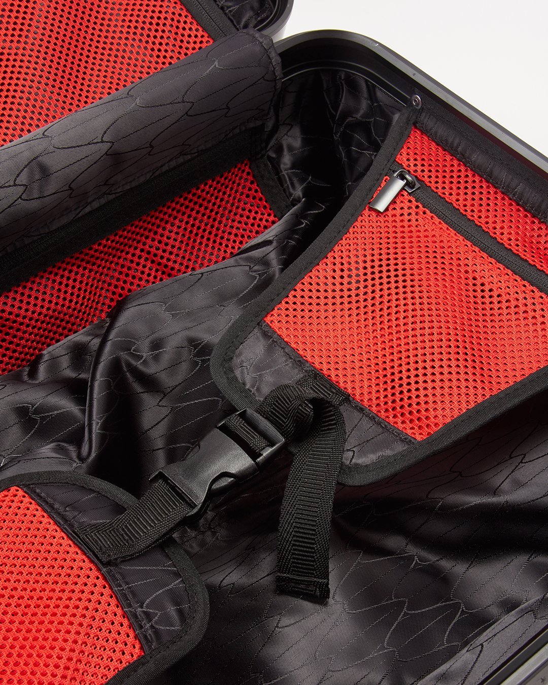 SHARKITECTURE MOLDED 29 FULL-SIZE LUGGAGE - Image 21