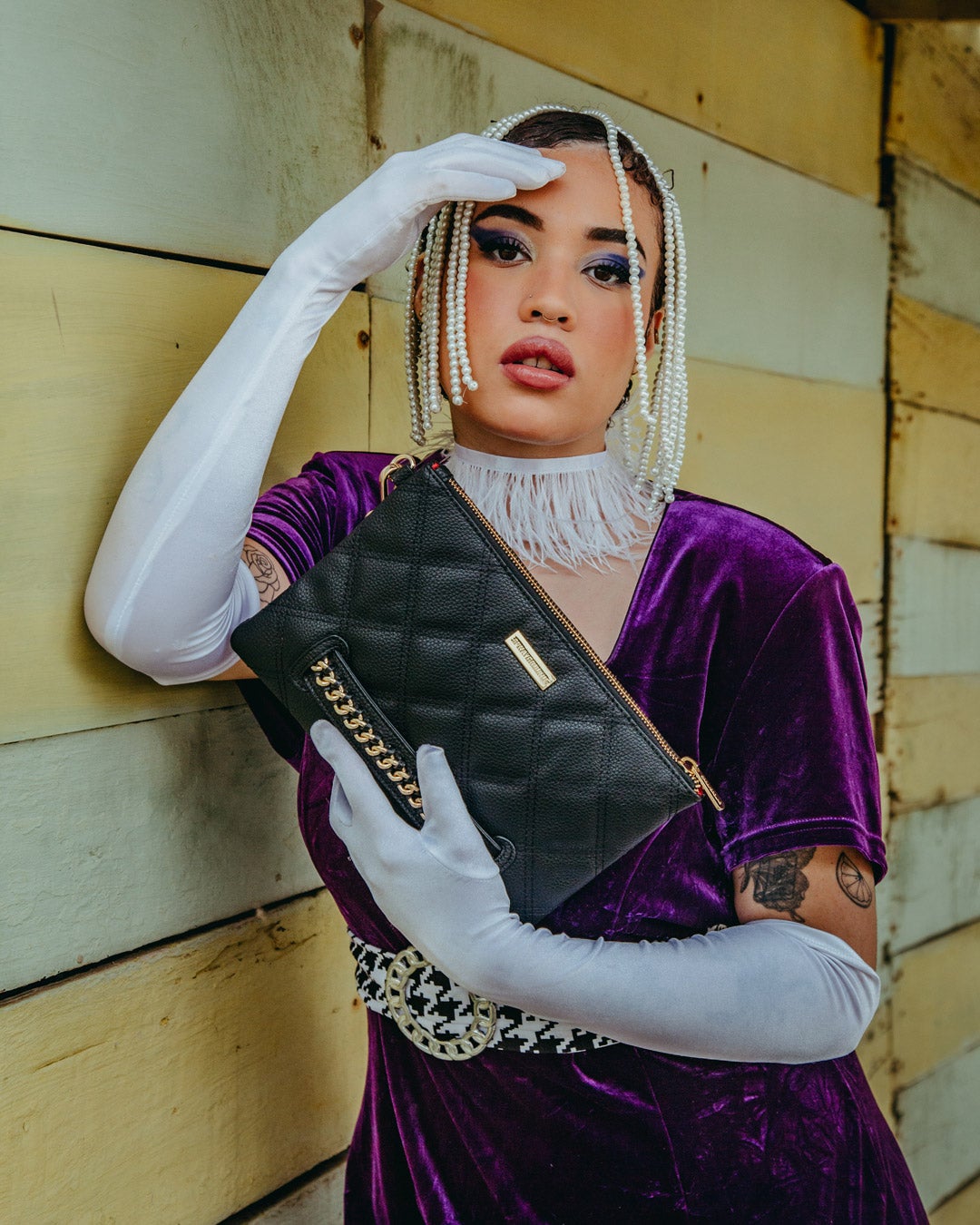NOIR QUILT GOLD CHAIN SHARK CROSSOVER CLUTCH - Image 2